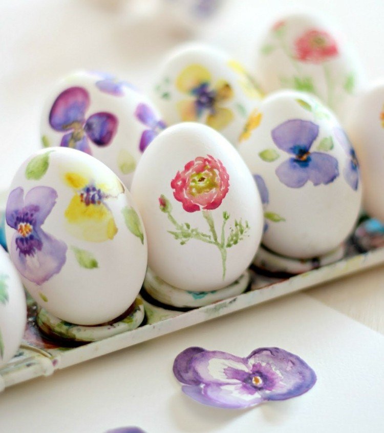 Påskägg-med-akvarell-målning-romantiska-blommor-penséer-ros-lila