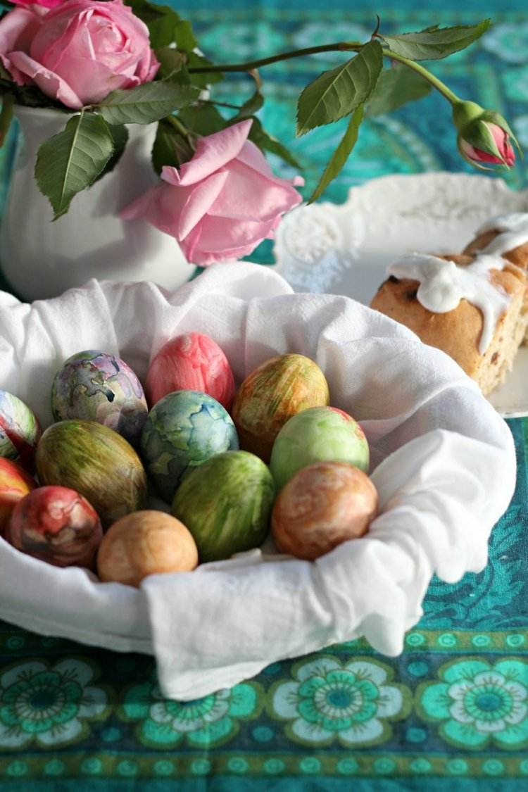 Påskägg-akvarell-målning-pysslande-påsk-rosa-ros-bukett