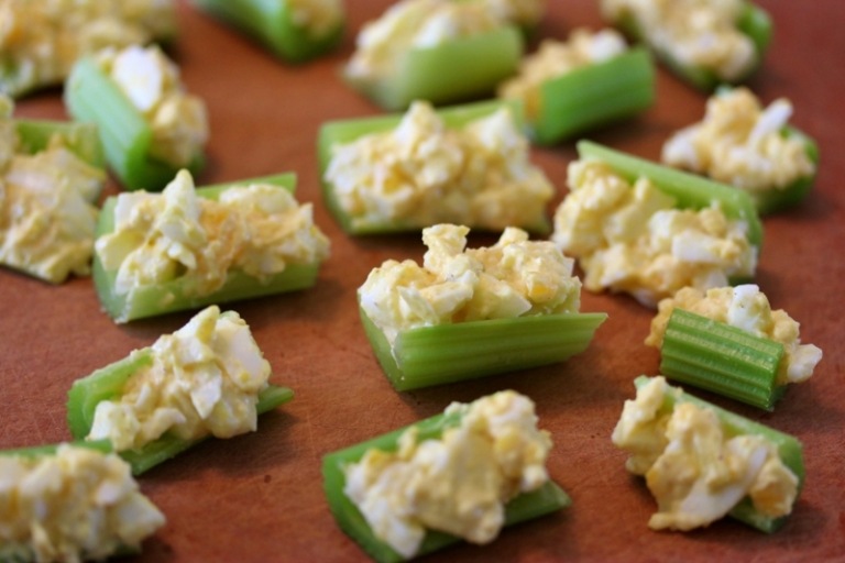 Påskägg återanvänder snacks av selleri ägg sallad recept idé