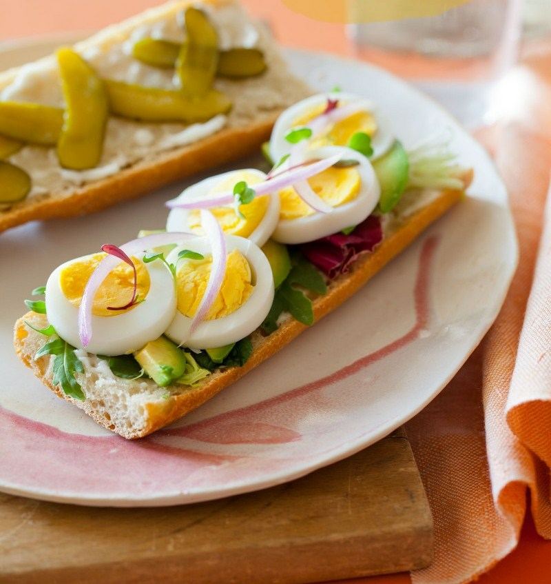 Påskägg använder baguette smörgås persilja lök smör hälsosamt