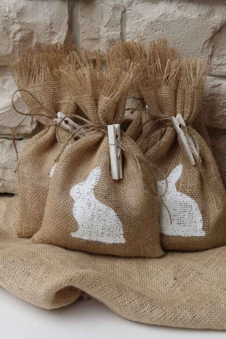 Påsk-gåvor-pyssel-jute-väskor-natur-tryckta-kaniner