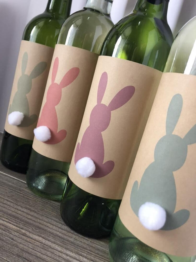 Påskgåvor pysslar etiketter för vinflaskor med påskkanin