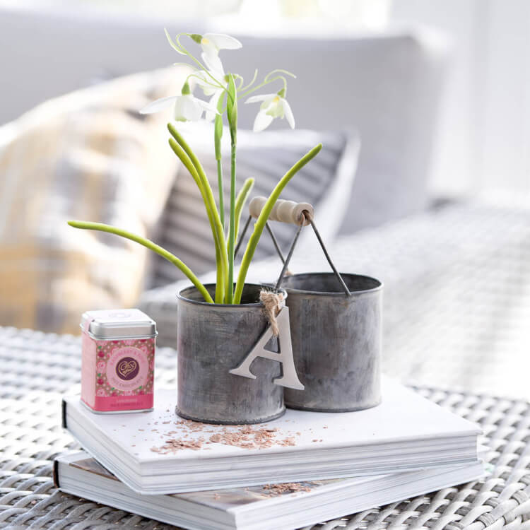 Idéer till påskgåvor för vuxna Blomkruka gjord av gamla metallkoppar