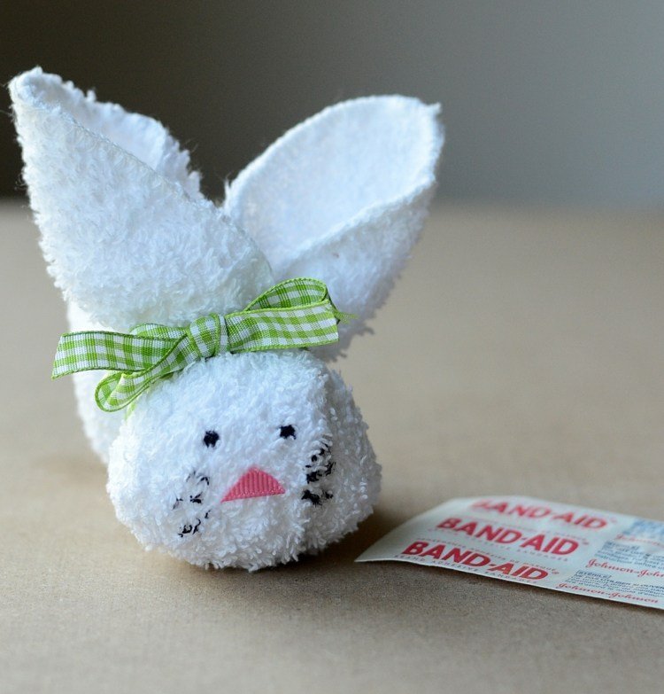 Påskgåvor med barn tinker tvål handduk idé kanin form