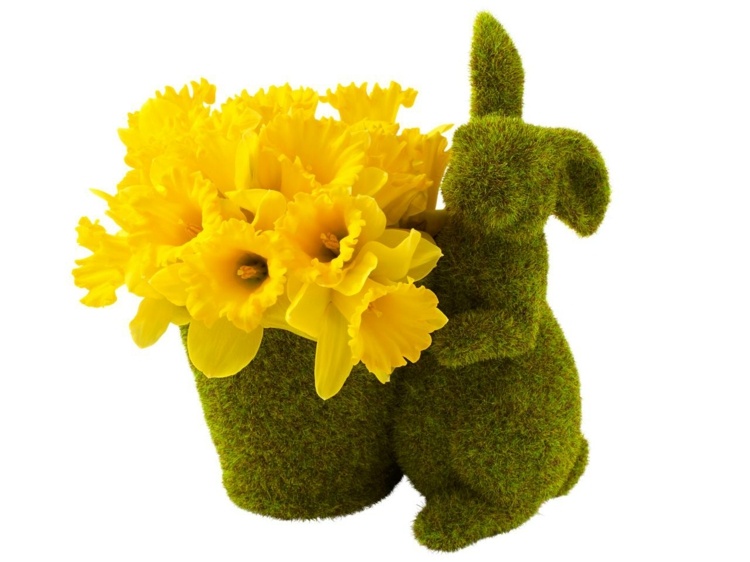 Påsk-gåvor-självgjorda-mossa-kanin-figur-färska-blommor
