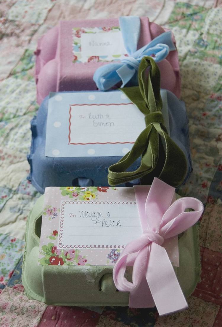 Påskgåvor packar original-ägg-låda-dekoration-band-blommor