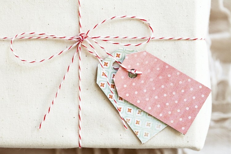 förpackning-påsk-gåvor-hälsning-skylt-röd-vit-sladd-romantisk-stil-vintage