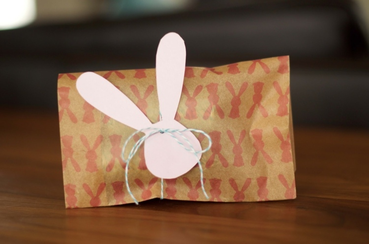 Påskpresenter-förpackning-påsk-kanin-huvud-skylt-rustikt-inslag-papper