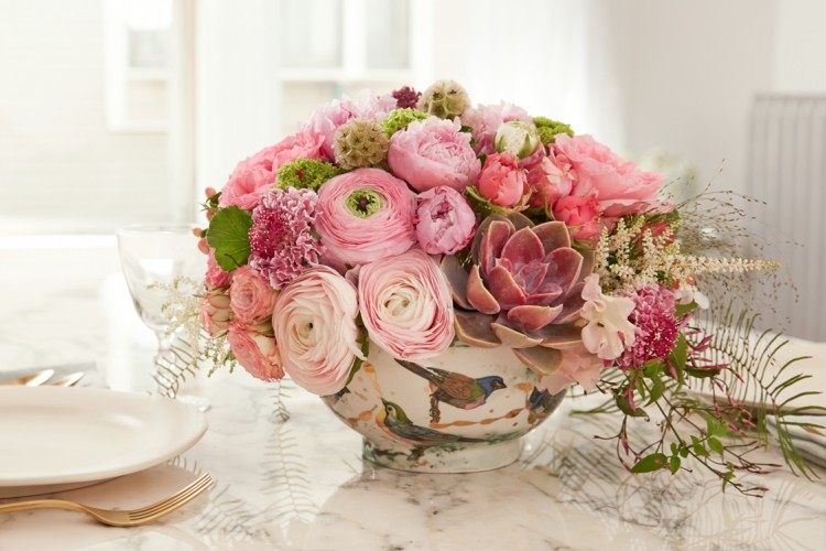 Påskarrangemang-gör-det-själv-bord-dekoration-idé-rosa-saftiga-växt-skål-blommor-plugg