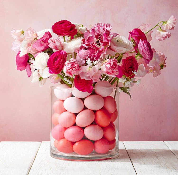 Gör-det-själv-påsk-arrangemang-rosa-rosa-vita-rosor-nejlikor-påsk-ägg-glaspinnar