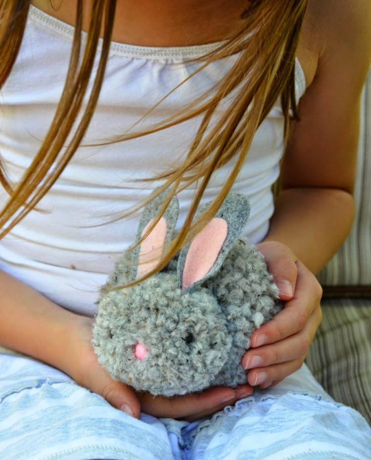 Påskkanin-tinker-barn-tinker-idéer-pompom-garn-grå-kanin-tjej
