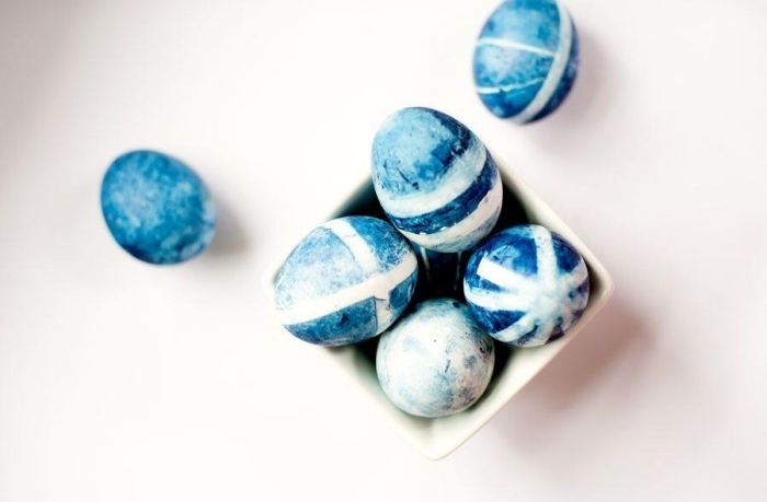 påsk-idéer-2015-äggfärgning-tekniken-svamp-teknik-marinblå-vit