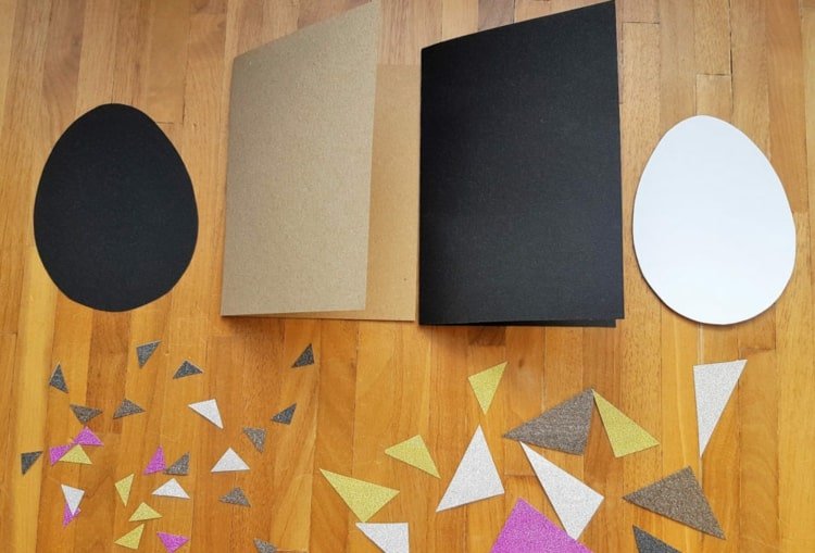 Designa påskägg med självhäftande papper - trianglar av glitterpapper
