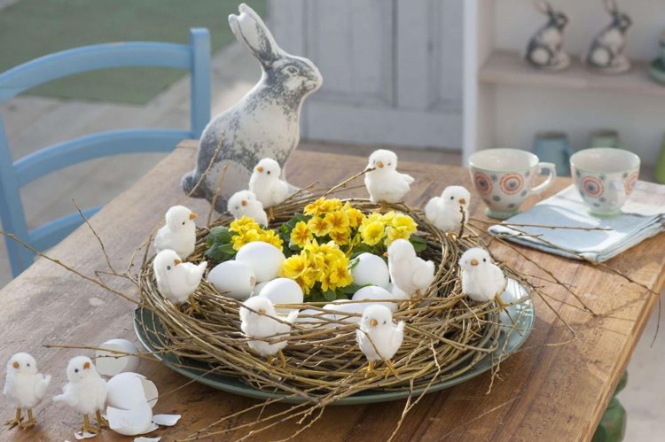 Påsk krans bordsdekoration vid sörm primroses kycklingar