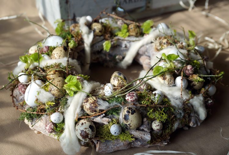 Påsk krans bordsdekoration naturmaterial trämossa vaktelägg