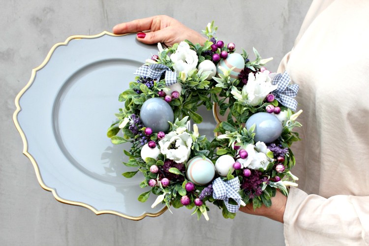 Påsk krans bord dekoration idéer plast blommor ägg