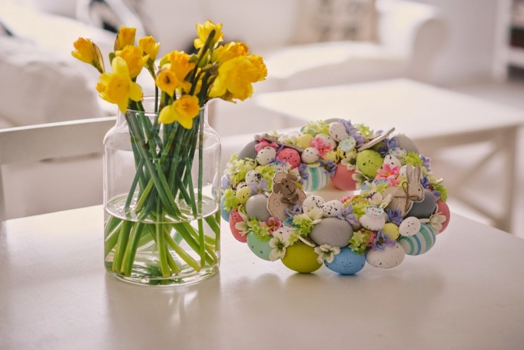 Påsk krans bord dekoration idéer frigolit ägg siden blommor får