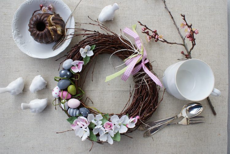Påsk krans bordsdekoration pilgranar plastblommor