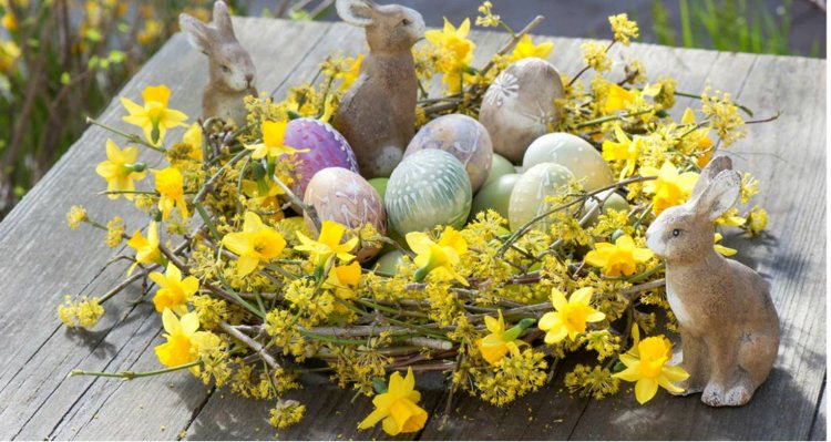 Idéer för påskkransbordsdekoration pilgula blommande grenar