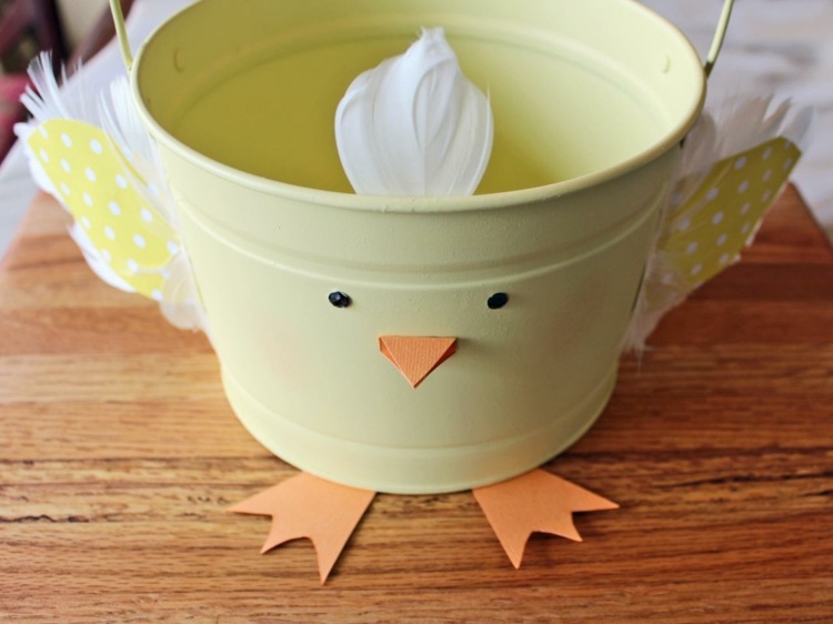 chick bucket easter tinker med fjädrar papper näbb fötter