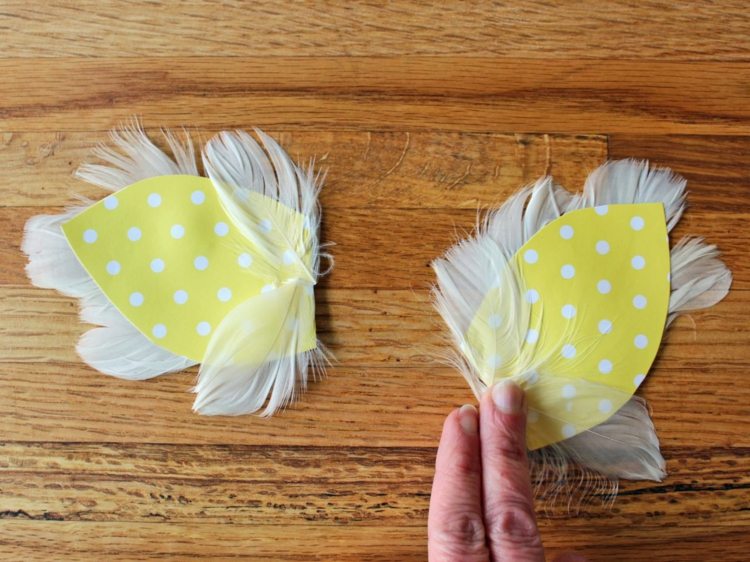 Vingar gjorda av fjädrar papper prickade DIY hantverk för påskmallar