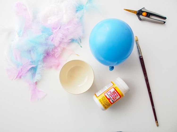 Påskdekorationer pysslar med fjädrar ballongfjäderlim