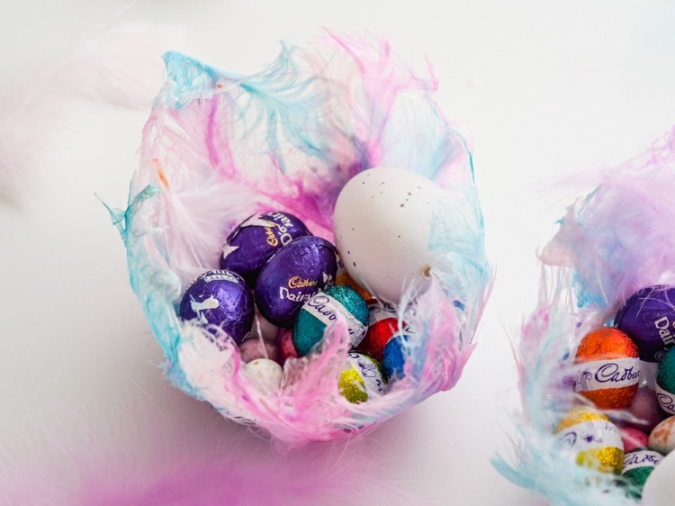 Påskhantverk med fjädrar chokladägg påskägg dekorativ skål