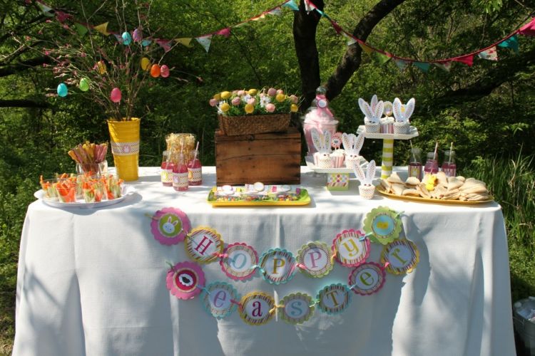 Påskhantverk barn dekorerar trädgårdsbord påskharen silhuetter