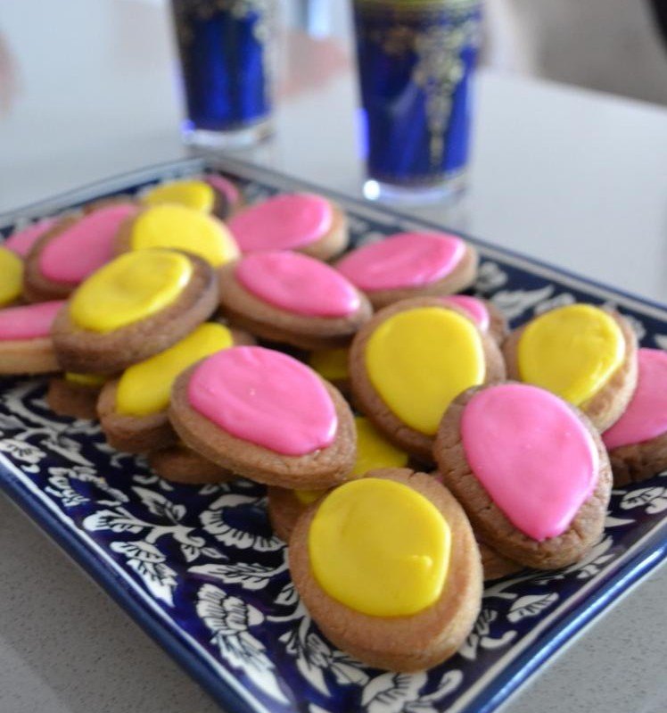 Baka påskkakor själv recept-äggform-gul-rosa-glasyr