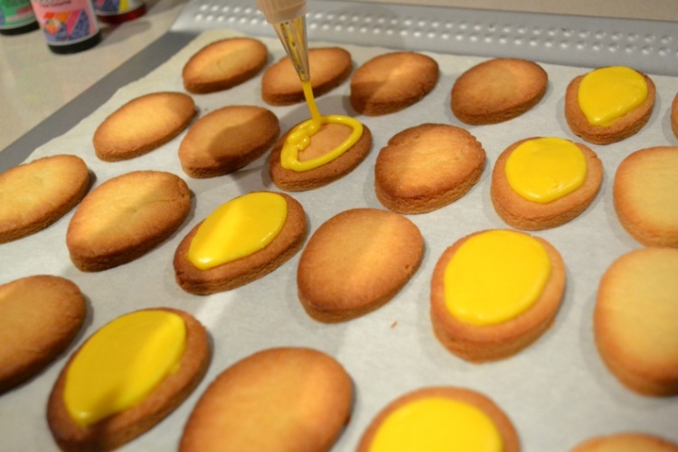 Påskkakor-bakning-recept-äggform-gul-glas-för