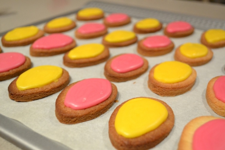 Påskkakor-bakning-recept-ägg-rosa-gul-glasyr