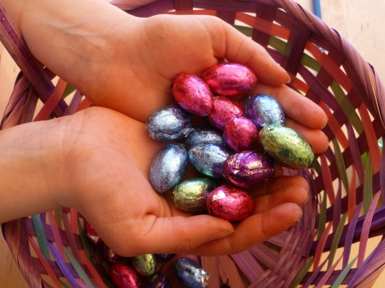 choklad påskägg som kastar påskspel för grupper barn gymnastiska ringar