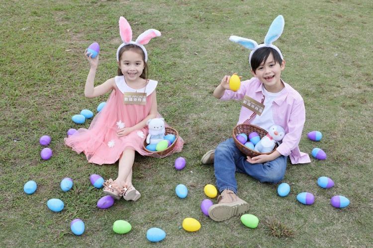 påskspel för grupper barn påskägg korg kaninöron färgade gåvor