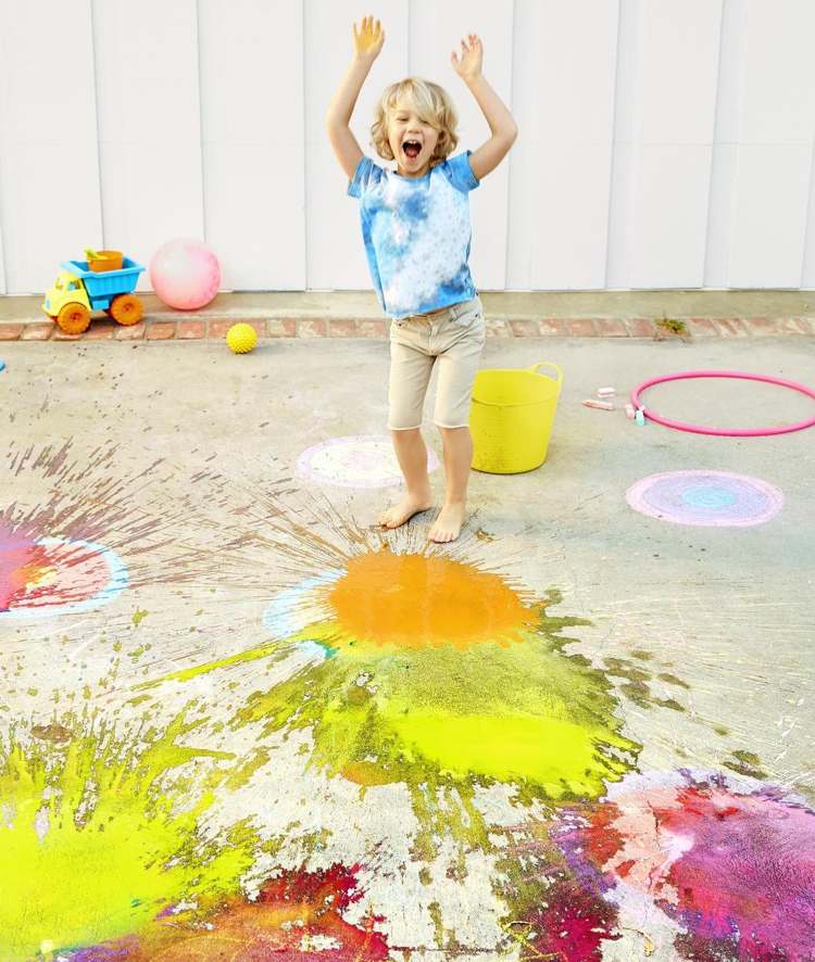 utomhusaktiviteter barn vår sommar färg färgglada idéer