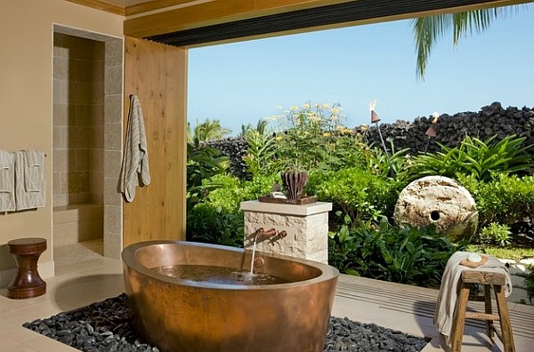 badkar med fönstervägg till den exotiska trädgården