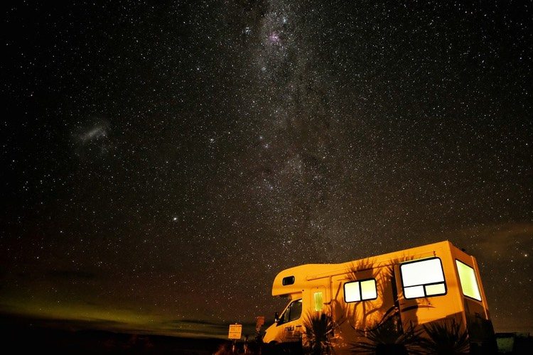 camping-husbil-natt-stjärnhimmel-komfort