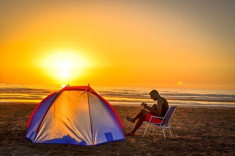Camping utomhus tält-strand-solnedgång-spela gitarr