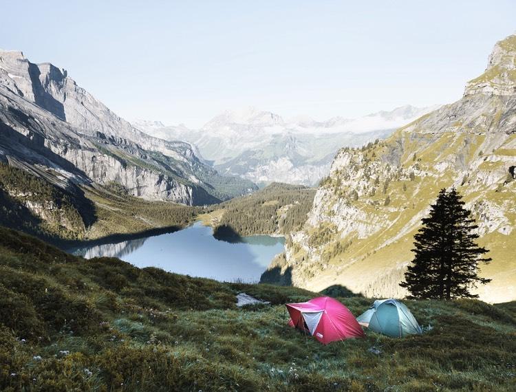 camping-tält-sjö-berg-landskap