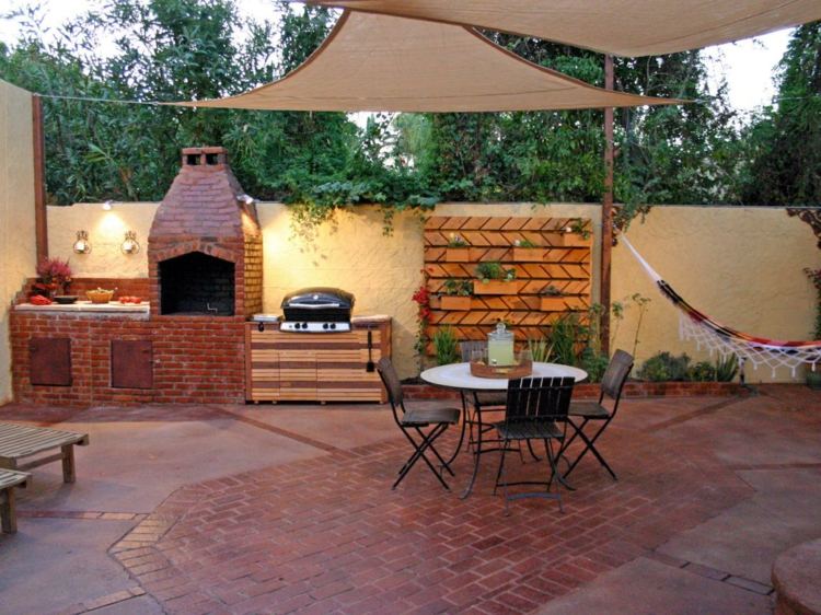 utomhus-kök-trädgård-pizza-ugn-byggnad-tegel-matbord-sol-segel
