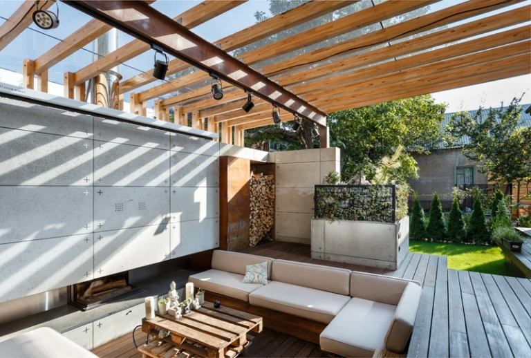 lounge utomhus pergola design träbjälkar plexiglas växter