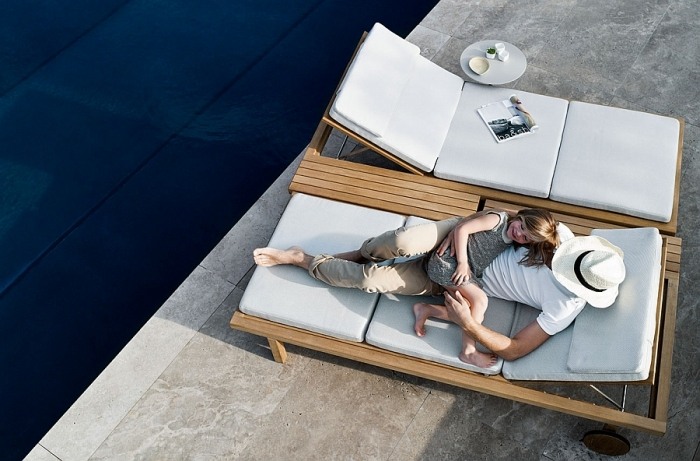 Trädgård-lounge-möbler-set-vis-à-vis-nära-golv-solstolar-vit-klädsel