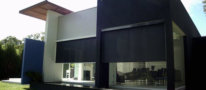 utomhus solskydd fönster stort textil svart hus