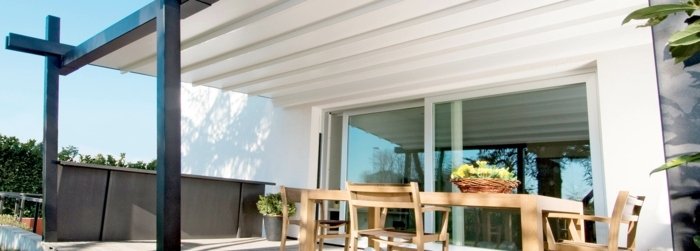 pergola solskydd veckad terrass matbord vitt