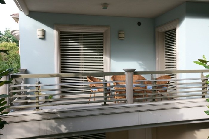 utomhus blind balkong terrass fönster dörr sittgrupp trädgård stolar