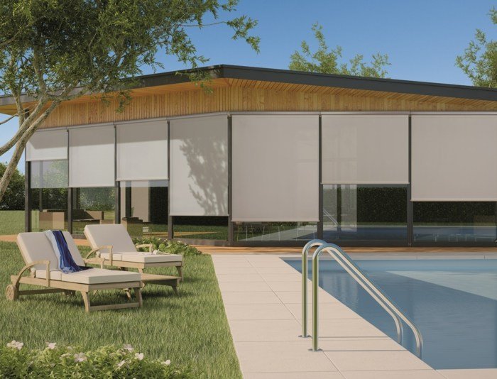 justerbart solskydd vitt modernt hus terrass pool solstol