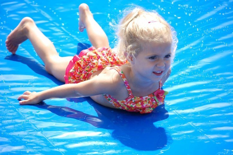 diy vattenrutschbana fritids utomhus spel för barn sommar