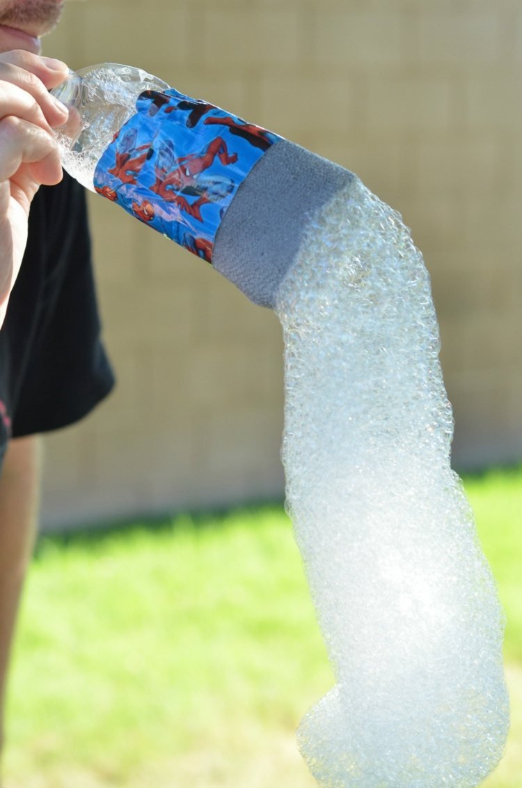 DIY strumpa plastflaska tvålbubbla orm utomhus spel för barn