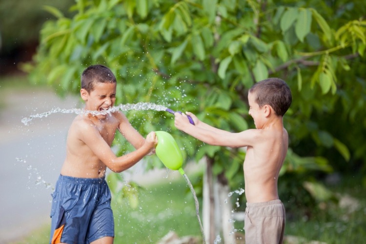 utomhus spel för barn sommar vatten roliga pojkar