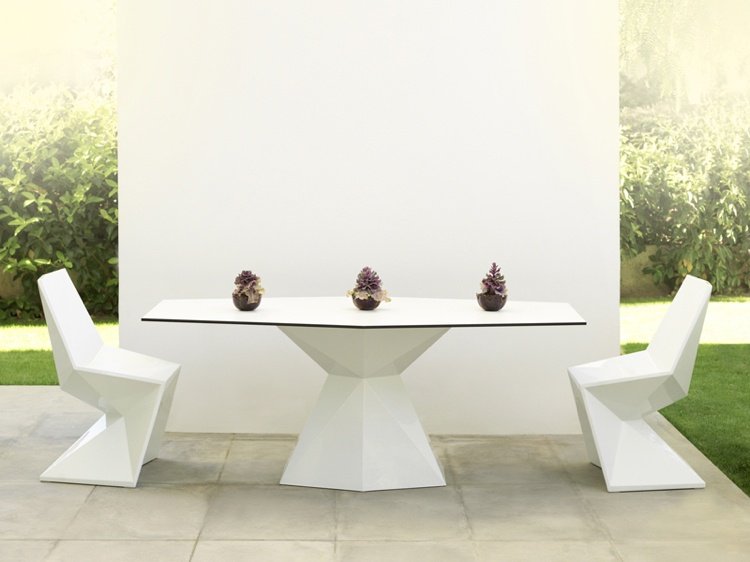 utomhus-bord-trädgård-bord-design-vertex-vit-geometrisk