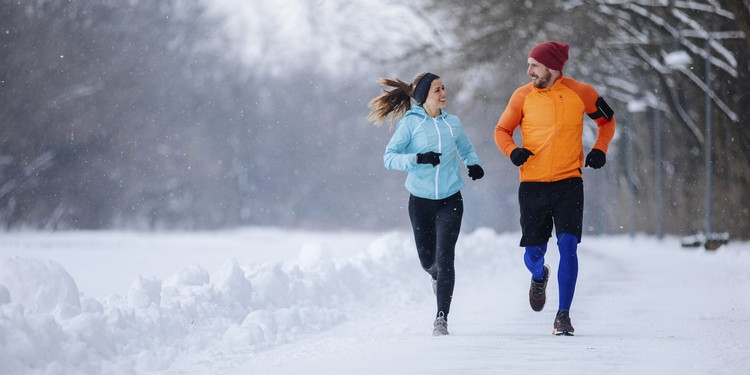 Träningsplan träning utomhus i snöjoggning friskt på vintern